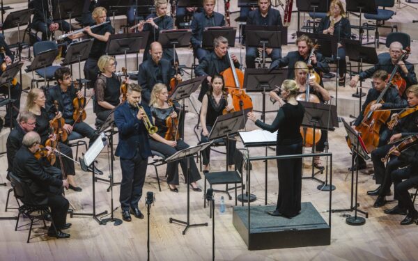 Verneri Pohjola, the Finnish Radio Symphony Orchestra, and Susanna Mälkki at the premiere of HUSH on August 24th 2023 at the Helsinki Festival. Photo: Saara Autere